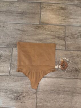 NWOB: SKIMS - MID WAIST SCULPTING THONG WITH STRAPS